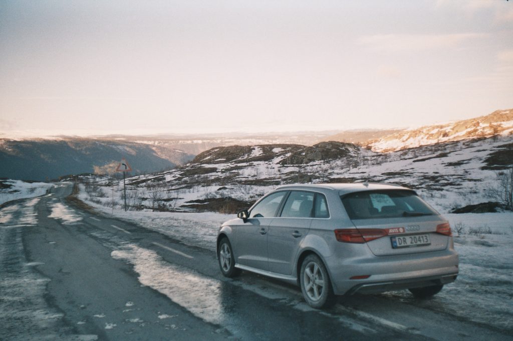 Audi leiebil på Norsk vei på snøføre.