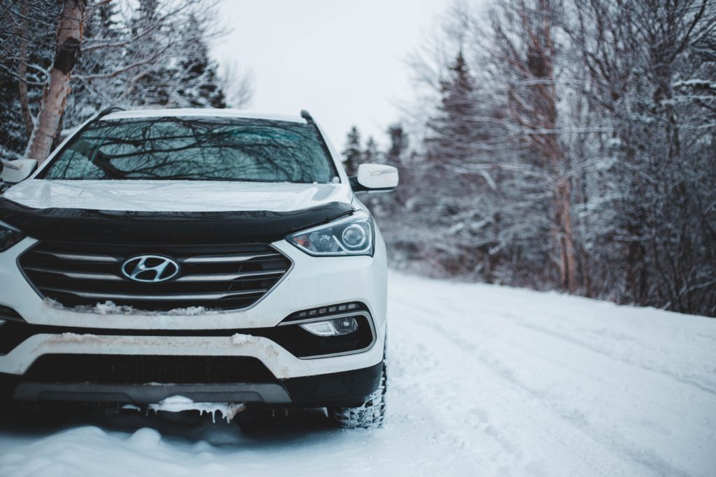 Stillestående Hyundai forfra i snøen.