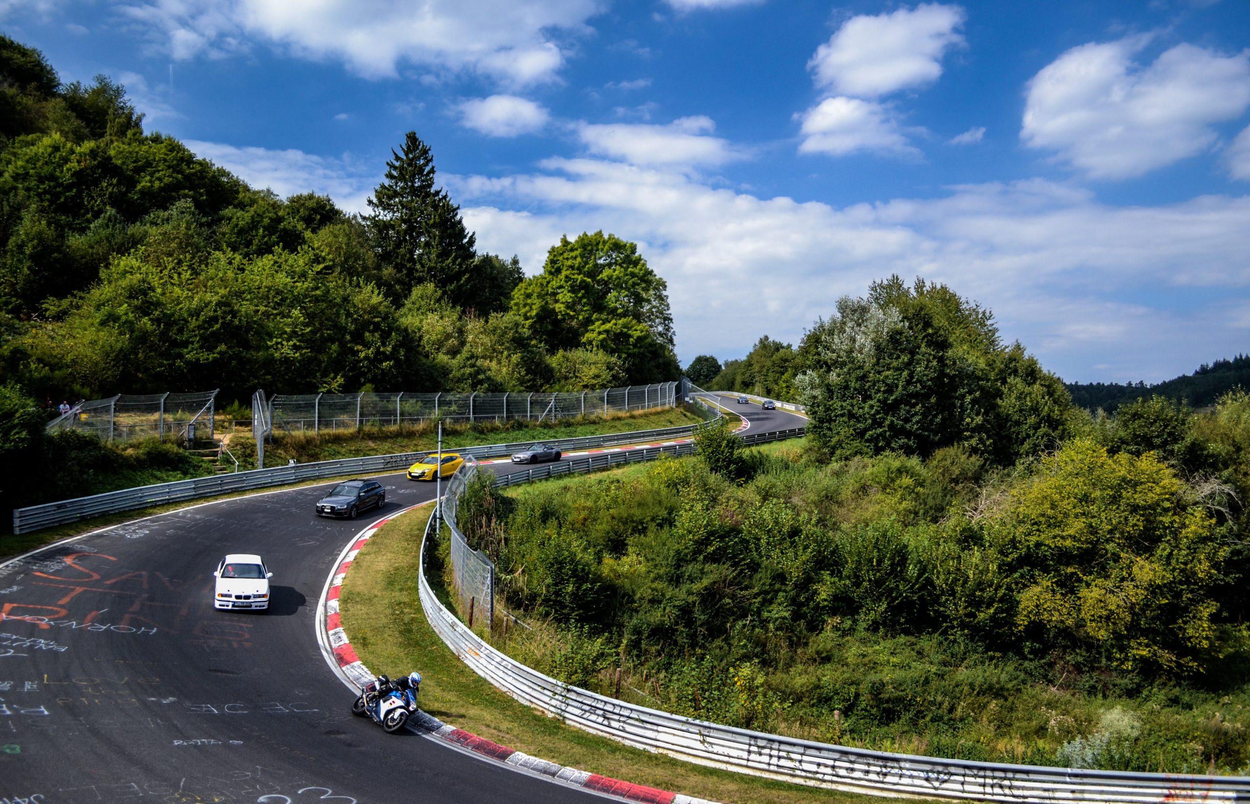 Flere biler i kolonne på Nurburgring