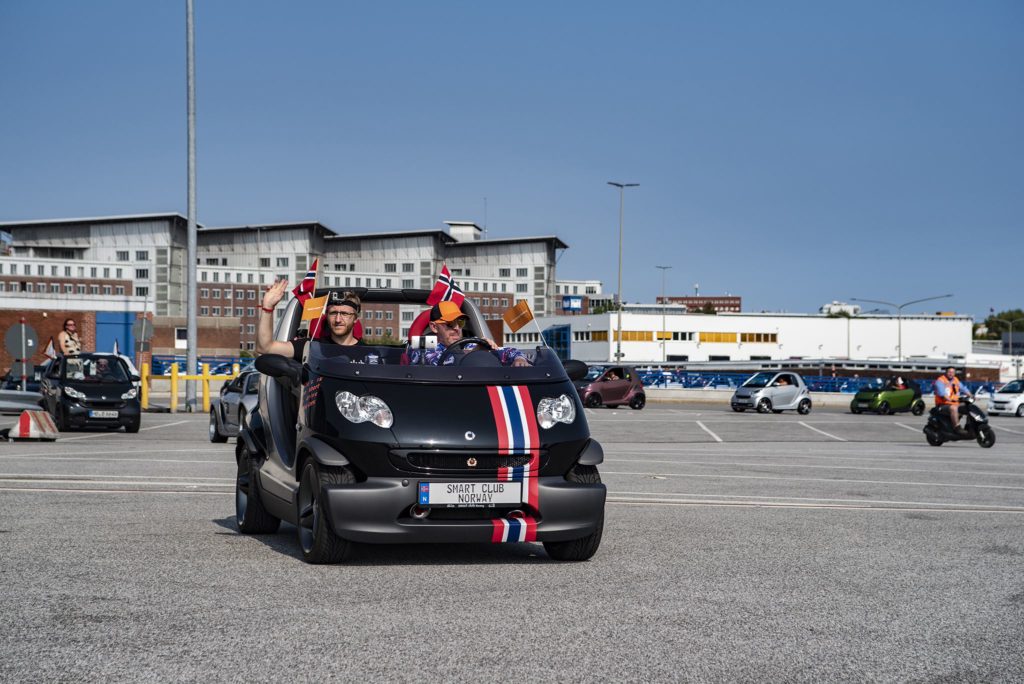 Smart Car Club Norway med Norskeflagg på sommertid.