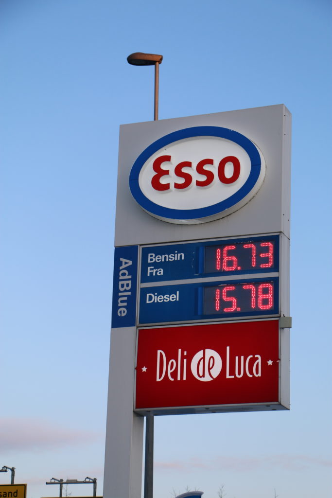 Esso bensinstasjon med bensinpriser