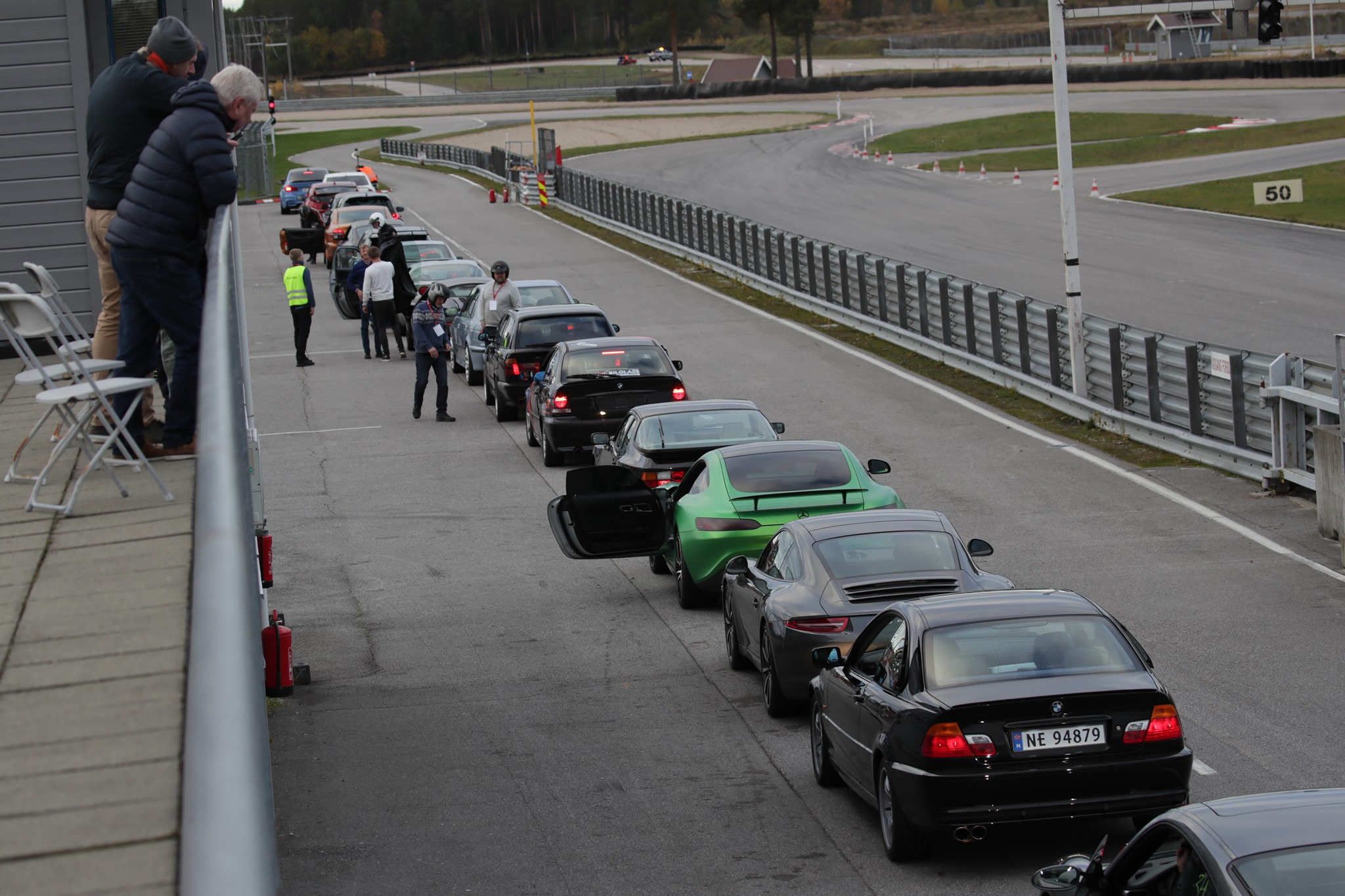KNA Trackday vålerbanen, biler står i pitlane klare for å kjøre