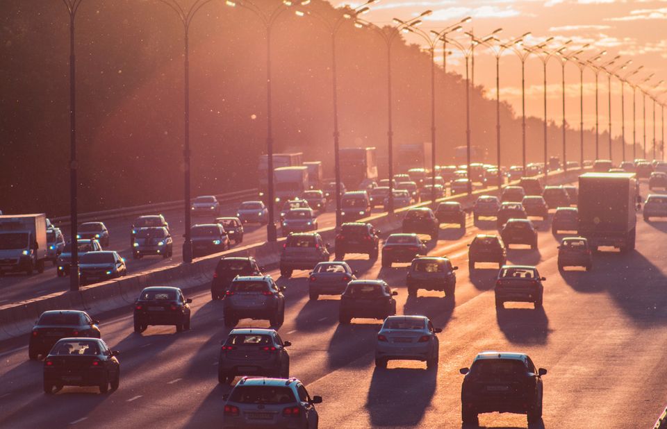 Biler på motorvei i solnedgang