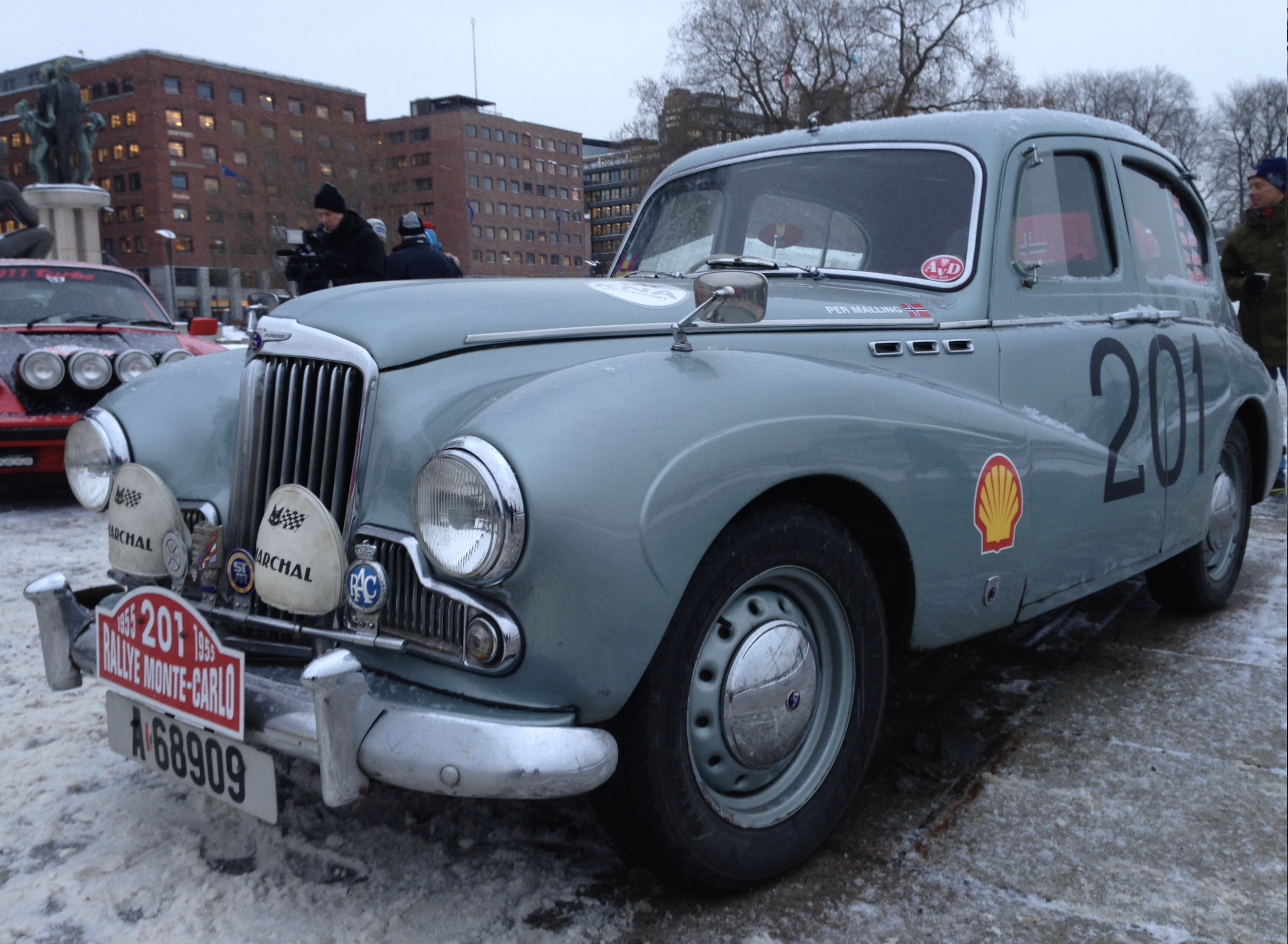 Grå bil med Rallye Monte Carlo skilt