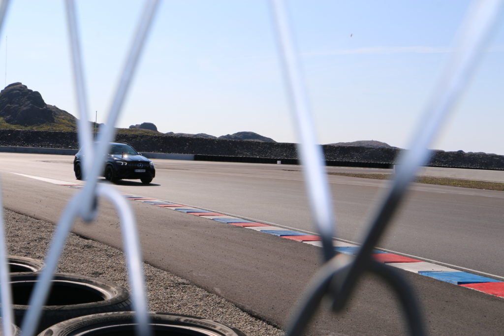Mercedes gjennom sikkerhetsgjerde på KNA Raceway