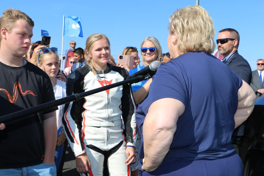 Erna Solberg i samtale med yngre motorsykkelfører