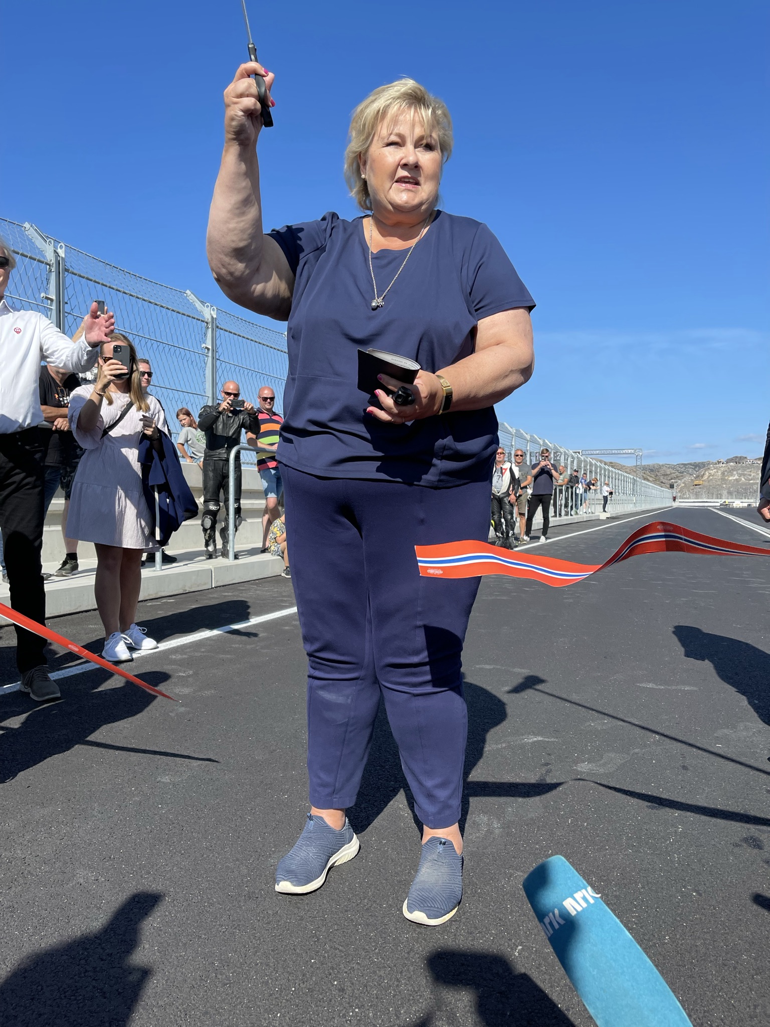Statsminister Erna Solberg klipper snor på KNA Raceway