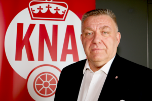 Geir Mo med KNA logo bak seg